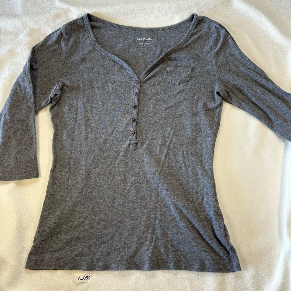 Relativity Gray Fitted 3/4 Sleeve Button Down Top